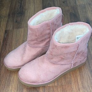 Women’s 7.5 Pink fuzzy ankle boots